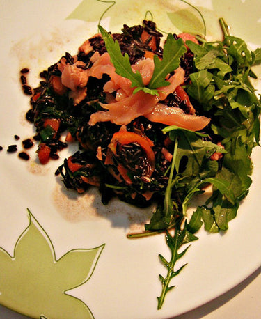Arroz negro con salmón y rúcula, toda la elegancia del sabor 