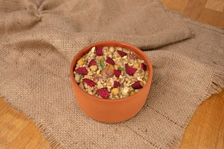 foto ricetta Zuppa di farro alle castagne, ceci e nocciole con chips di barbabietola 