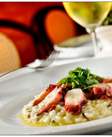 RISOTTO AUX OLIVES, CÂPRES ET BASILIC, SERVI AVEC DE JEUNES POULPES 
