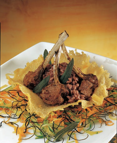 BAROLO RISOTTO MIT LAMMKOTELETTS, SALBEI UND PARMESANWAFFEL 