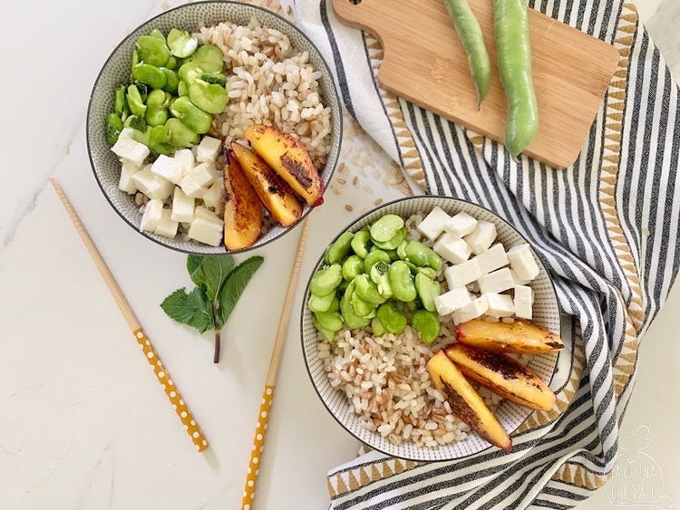 foto ricetta Bowl estiva di riso e cereali, feta, pesche, fave, menta 