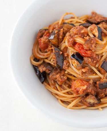 SPAGHETTI 3 CEREALI RISO, MAIS E GRANO SARACENO CON RAGU’ DI CARNE, POMODORINI E MELANZANE 