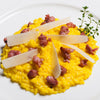 Risotto con strolghino y láminas de parmesano teñido con azafrán 