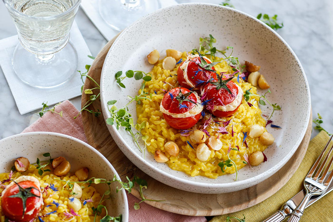 Risotto Milanese mit gefüllten Ricotta-Tomaten und Macadamia-Nüssen 